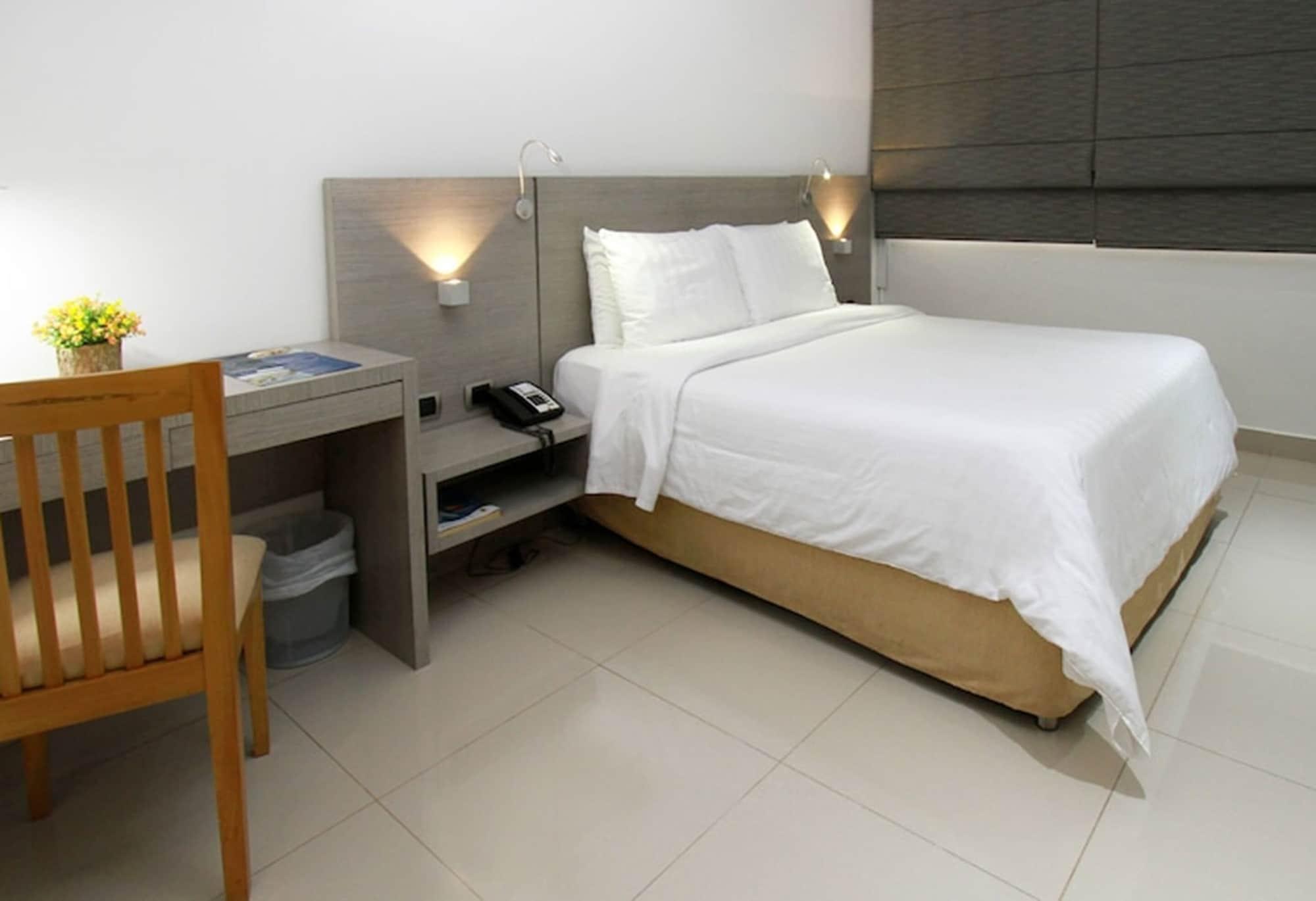Hotel Barranquilla Plaza Bagian luar foto A room at the hotel