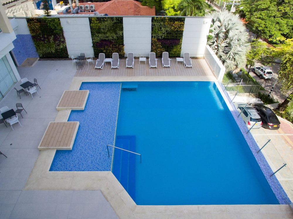 Hotel Barranquilla Plaza Bagian luar foto The swimming pool at the hotel
