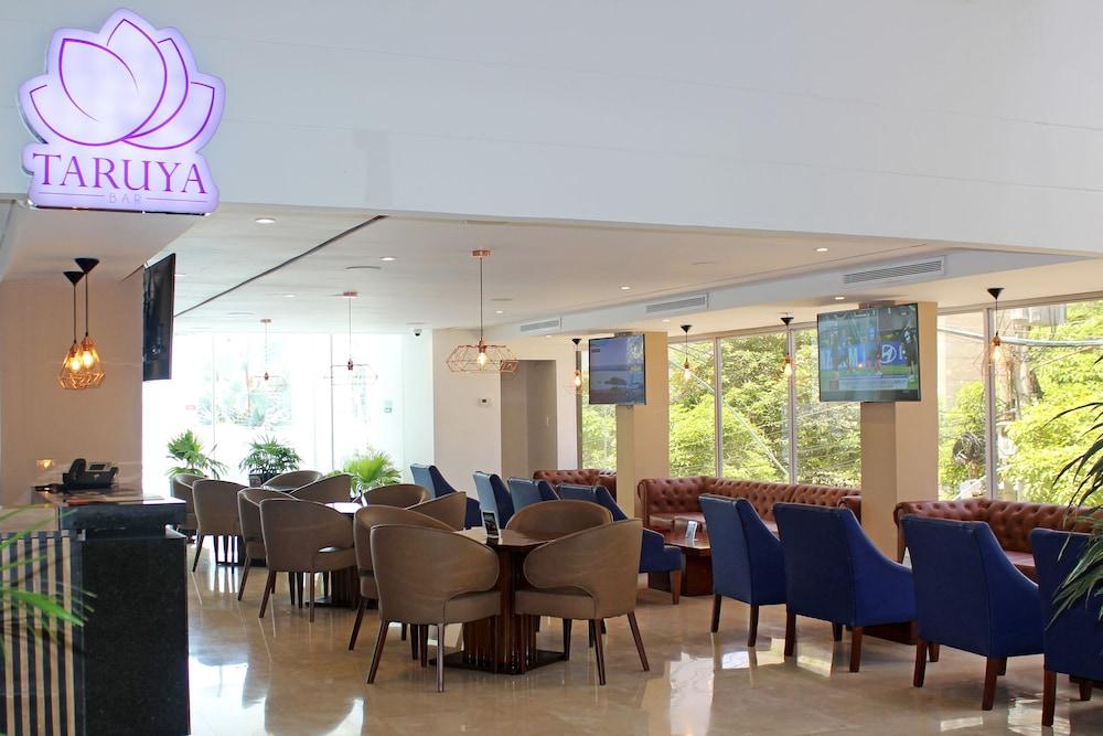 Hotel Barranquilla Plaza Bagian luar foto A restaurant in the airport