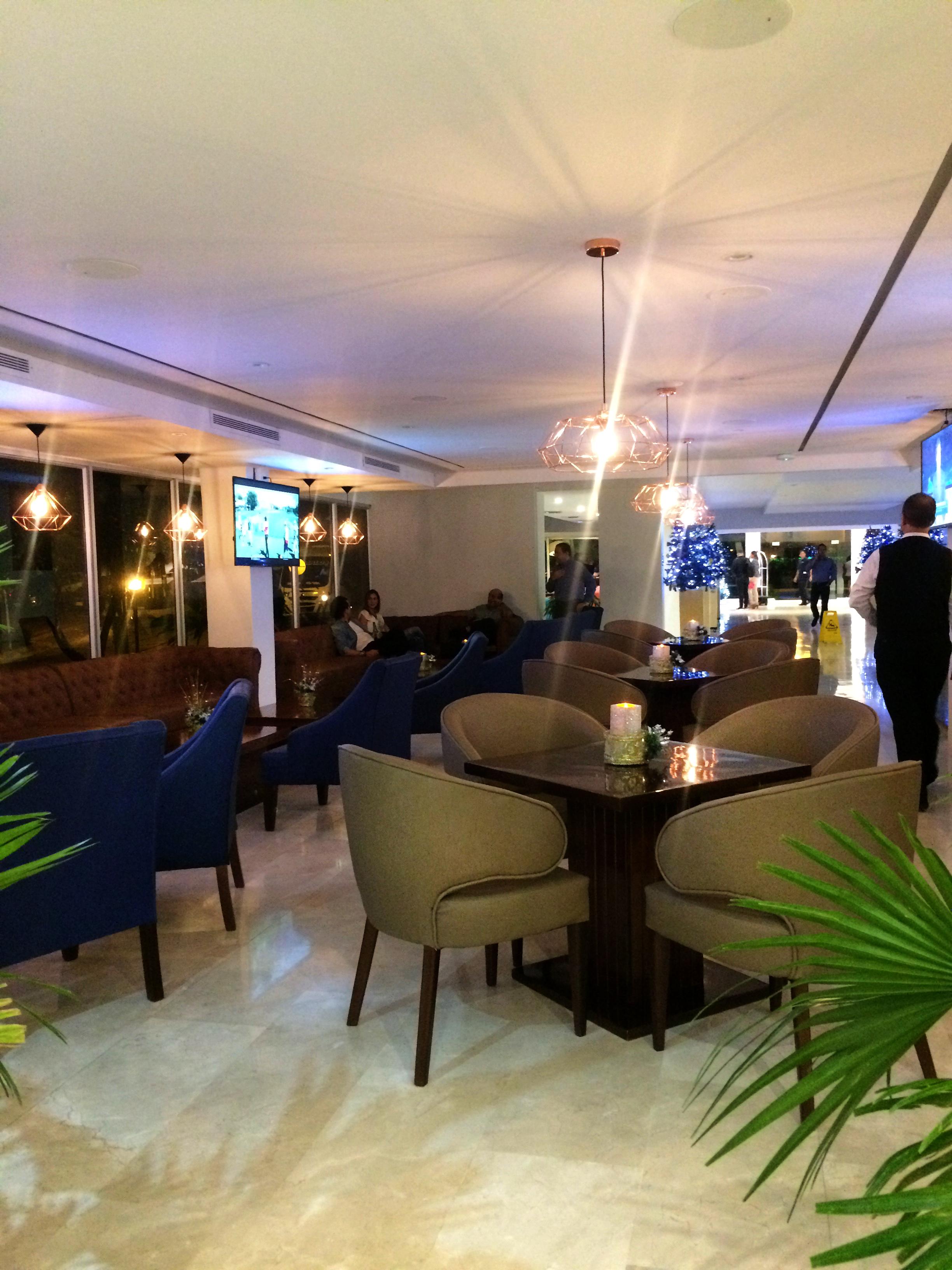 Hotel Barranquilla Plaza Bagian luar foto The lounge at the airport