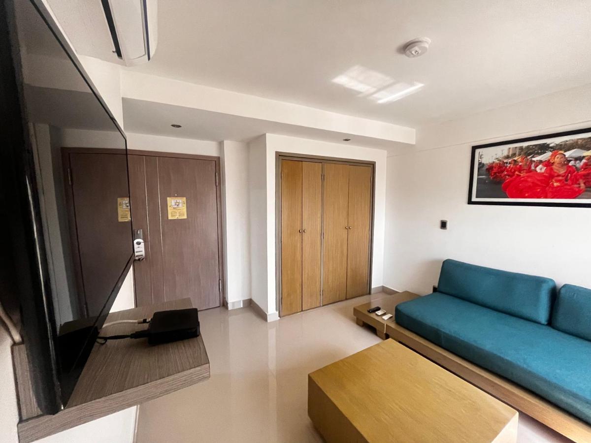 Hotel Barranquilla Plaza Bagian luar foto A room at the hotel