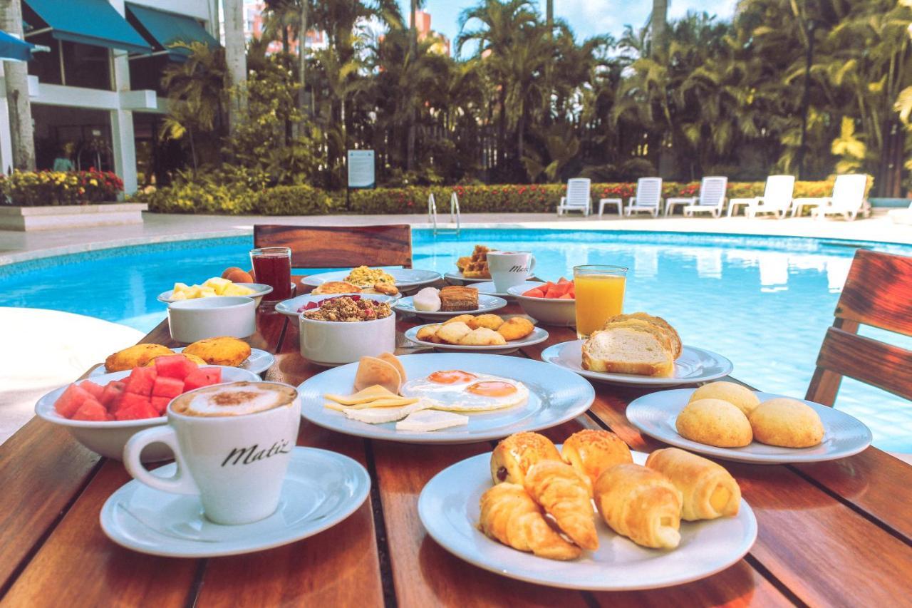 Hotel Barranquilla Plaza Bagian luar foto A typical Brazilian breakfast