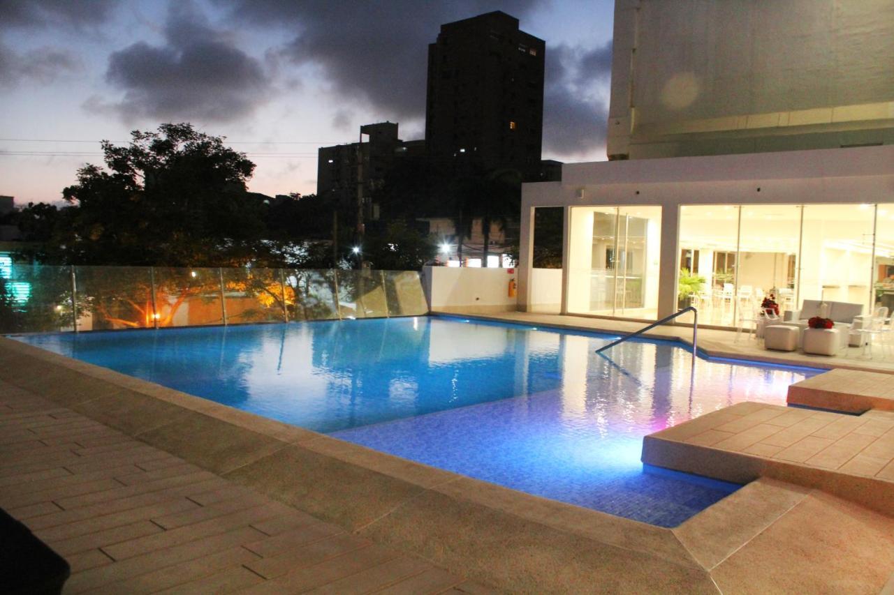 Hotel Barranquilla Plaza Bagian luar foto The swimming pool at the hotel