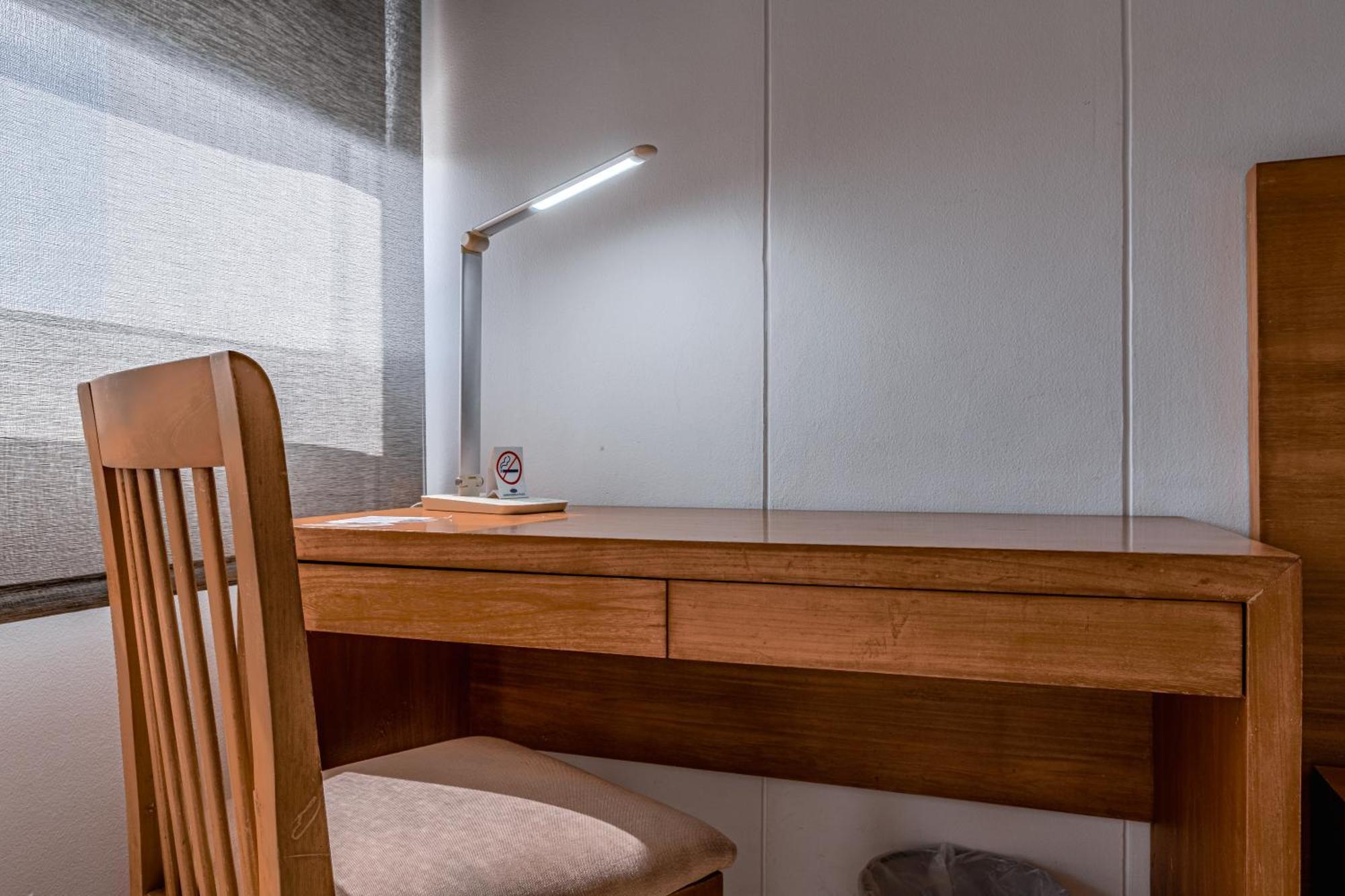 Hotel Barranquilla Plaza Bagian luar foto A desk lamp