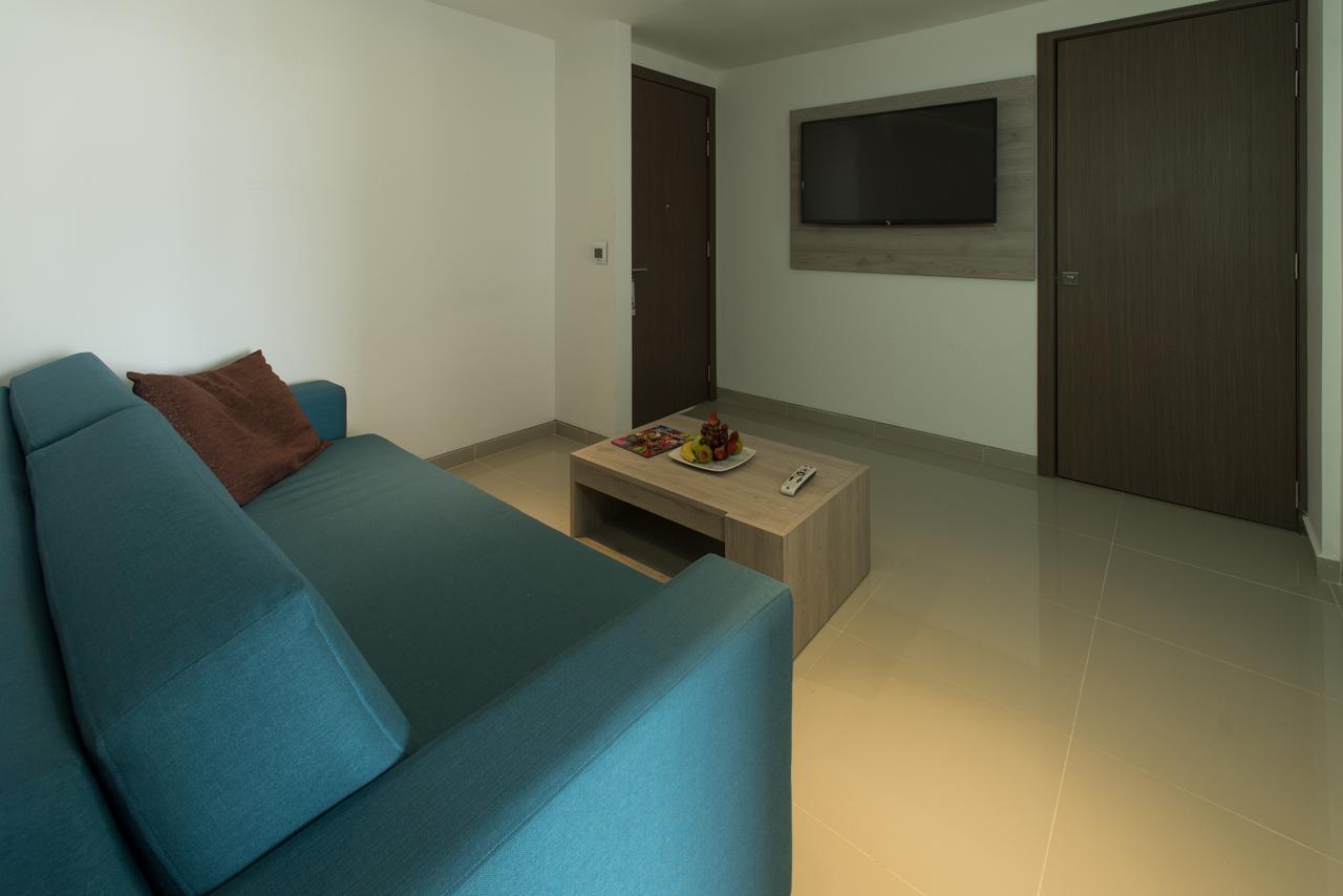 Hotel Barranquilla Plaza Bagian luar foto A living room in a suite at the hotel