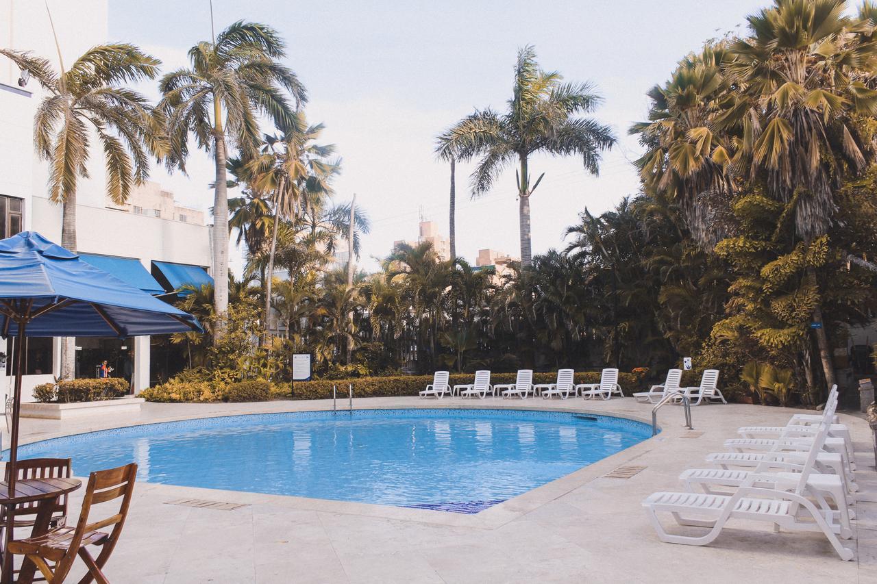 Hotel Barranquilla Plaza Bagian luar foto Swimming pool at the hotel