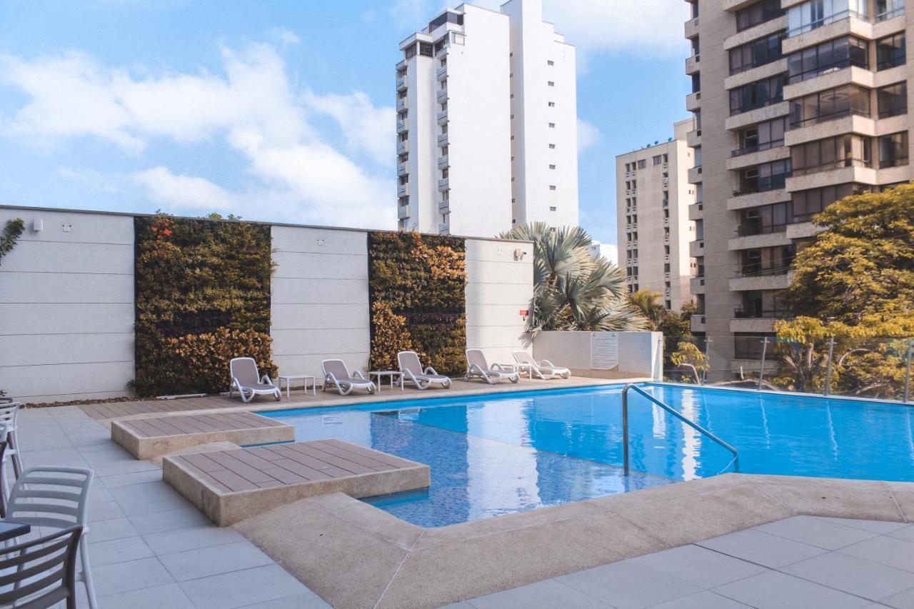 Hotel Barranquilla Plaza Bagian luar foto The swimming pool at the complex